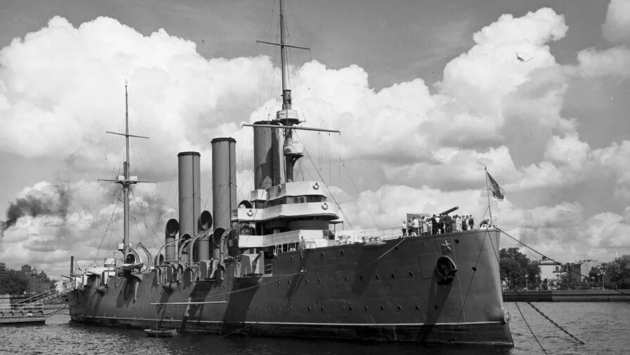 Крейсер аврора 1917. Выстрел крейсера аврора 1917. Выстрел крейсера аврора 1917. Штурм зимнего дворца в октябре 1917. Крейсер аврора в 1917 году.