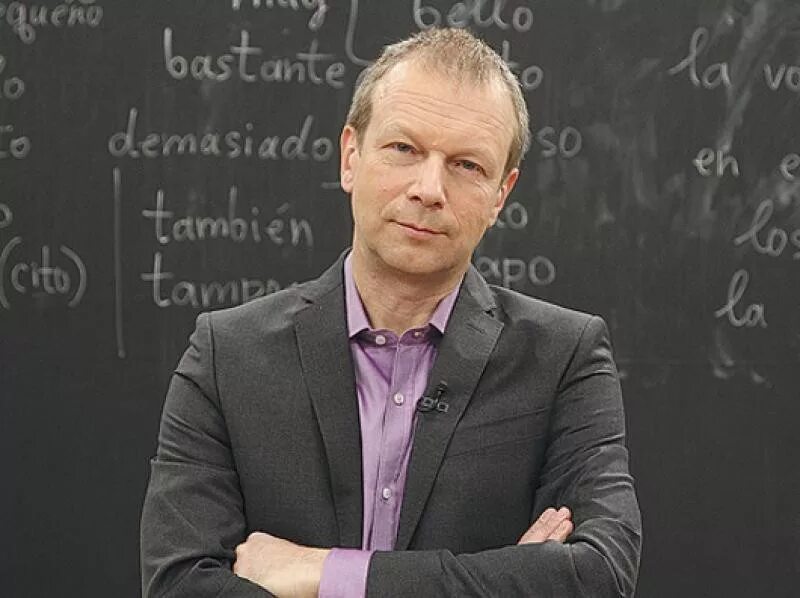 Человек владеющий несколькими иностранными языками. Человек который знает 50 языков. Изучение иностранных языков. Ведущий полиглот дмитрий петров. Человек который знает 50 языков.