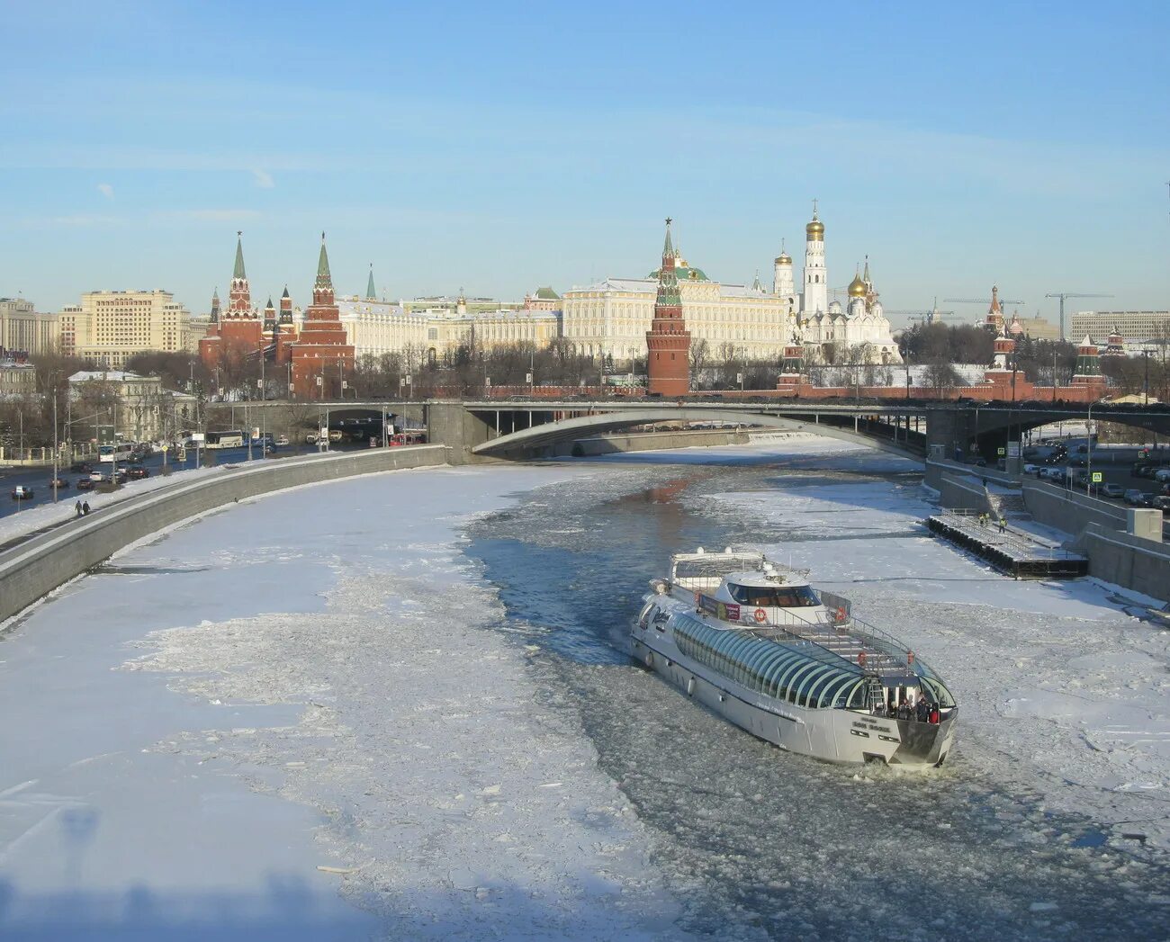 Прогулки на теплоходе зимой. Теплоход москва река рэдиссон. ледокол рэдиссон москва. рэдиссон теплоход москва зима. теплоход рэдиссон зимой.