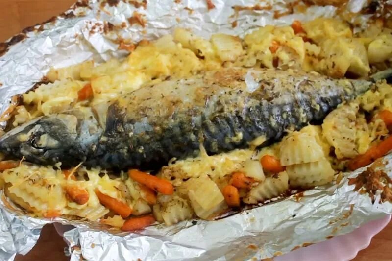 Скумбрия в духовке с морковью. Скумбрия запеченная с морковью и луком. Скумбрия в духовке с морковью. Скумбрия в духовке с морковью. Скумбрия в духовке с морковью и луком с майонезом и сыром.