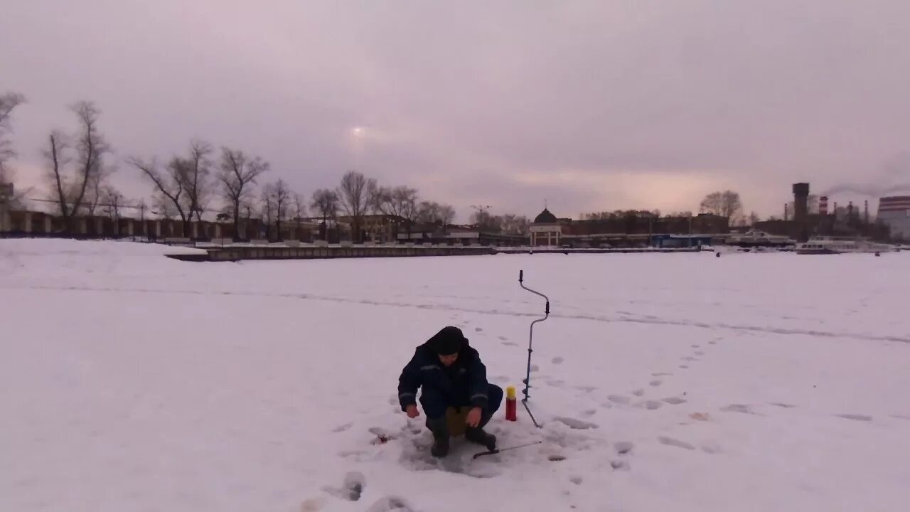 Зима ижевск рыбаки. Рыбалка на воложке ижевск зимняя. Рыбалка в удмуртии. Окунь подо льдом. Рыбалка в удмуртии зимой.