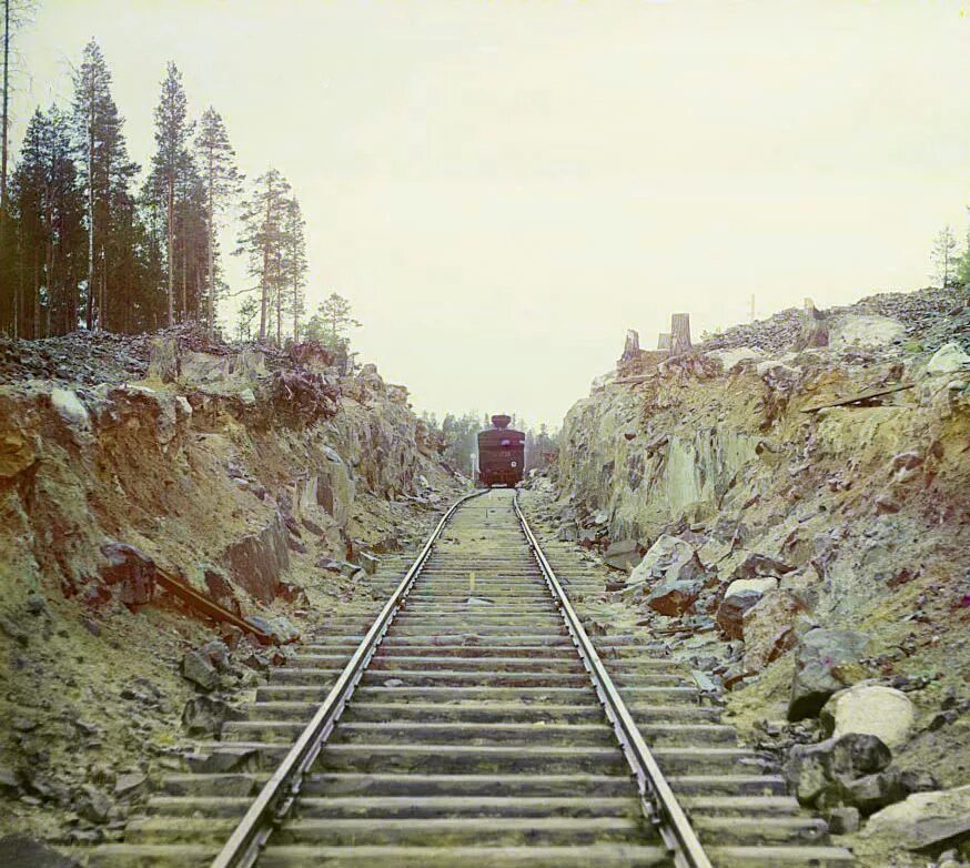 выброс пути. выемка земляного полотна железной дороги. дорога в выемке. земляное полотно железнодорожного пути. выплески пути на железной дороге.