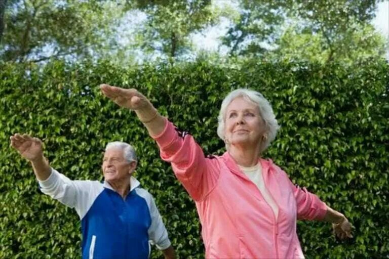 Источник долголетия. Пенсионеры на даче. Физкультура для пожилых. Пожилые люди. Занятия для пожилых.