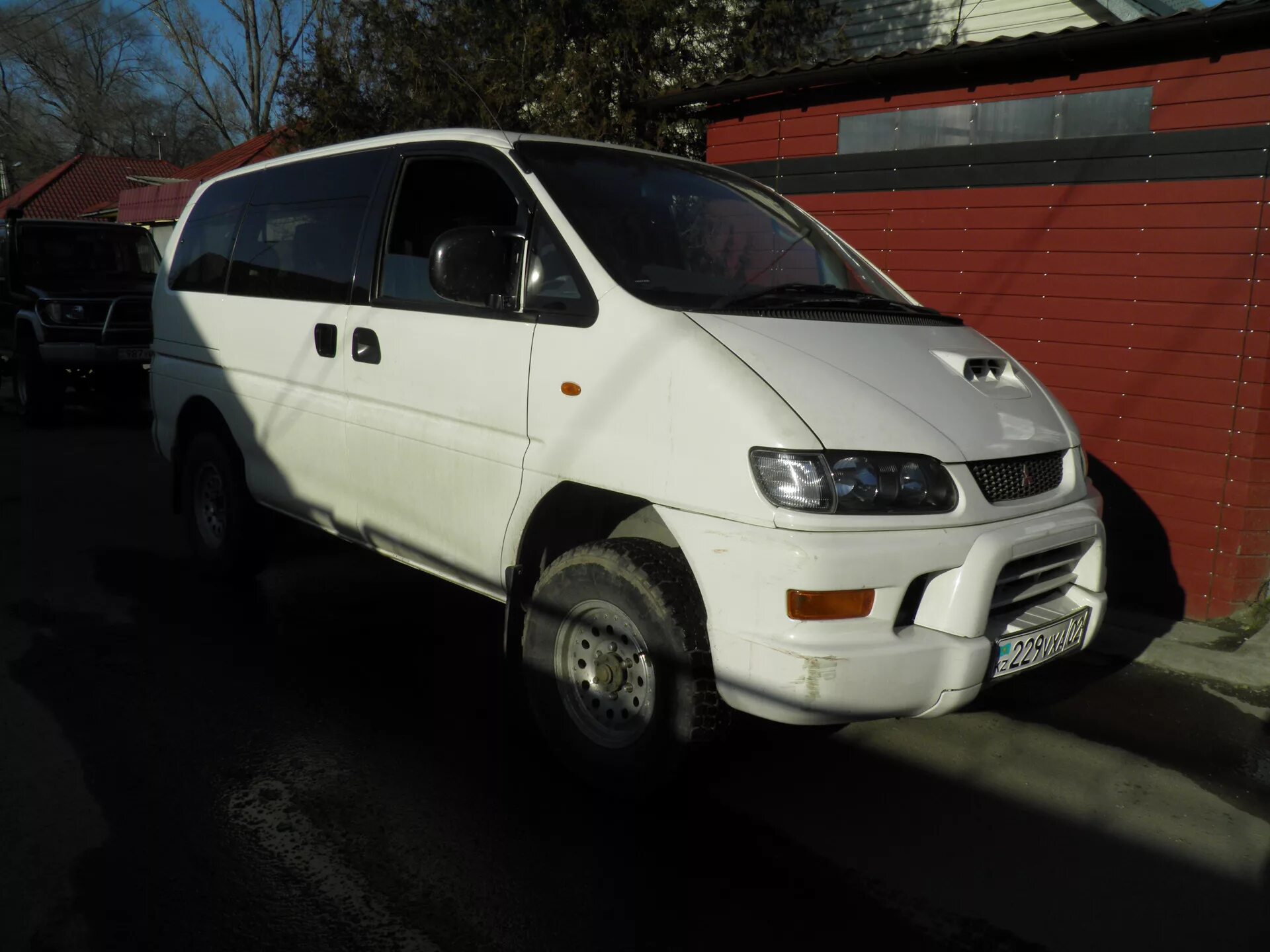 Delica l400 левый руль. Митсубиси Делика левый руль. Delica 1996 левый руль. Mitsubishi Delica 2023 левый руль.