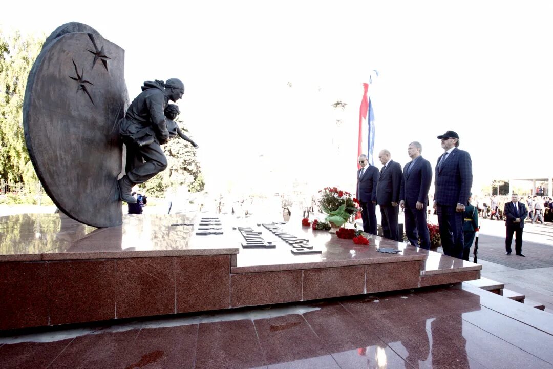 Беслан памятник. Память погибшим в Беслане. Памятник погибших в Беслане. Памятник в Беслане погибшим детям. Памятники терроризму