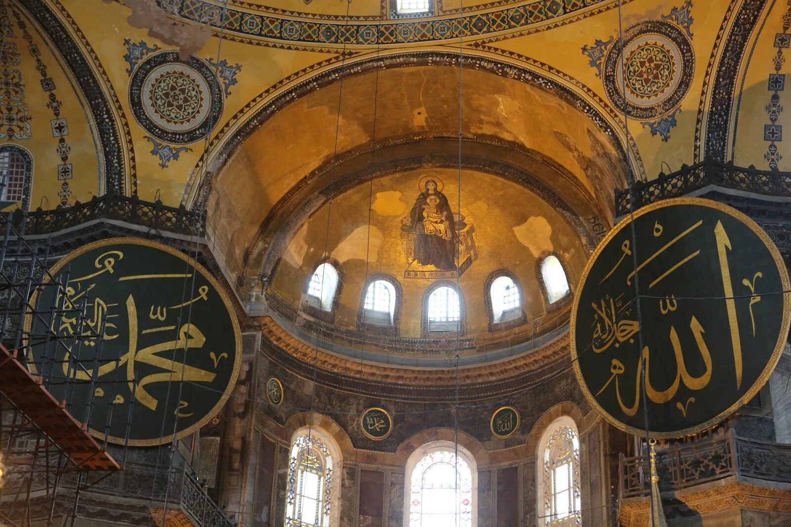 После молитвы в церкви святой софии. Храм св Софии в Константинополе 6 век.