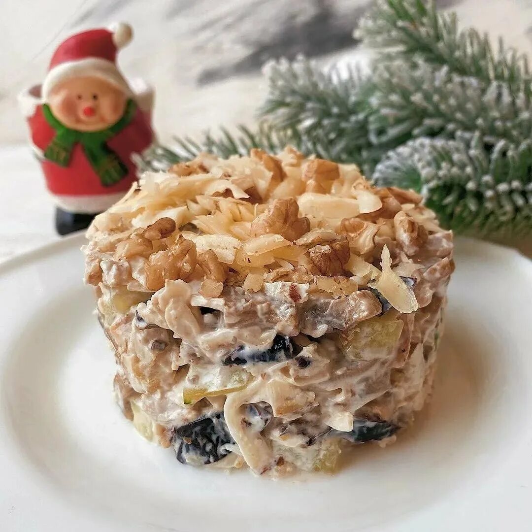 Салат с куриной грудкой и черносливом. Салат с жареными грибами и копченой курицей с черносливом. Рецепт курица с грибами и черносливом. Салат слоеный с черносливом. Рецепт курица с грибами и черносливом.