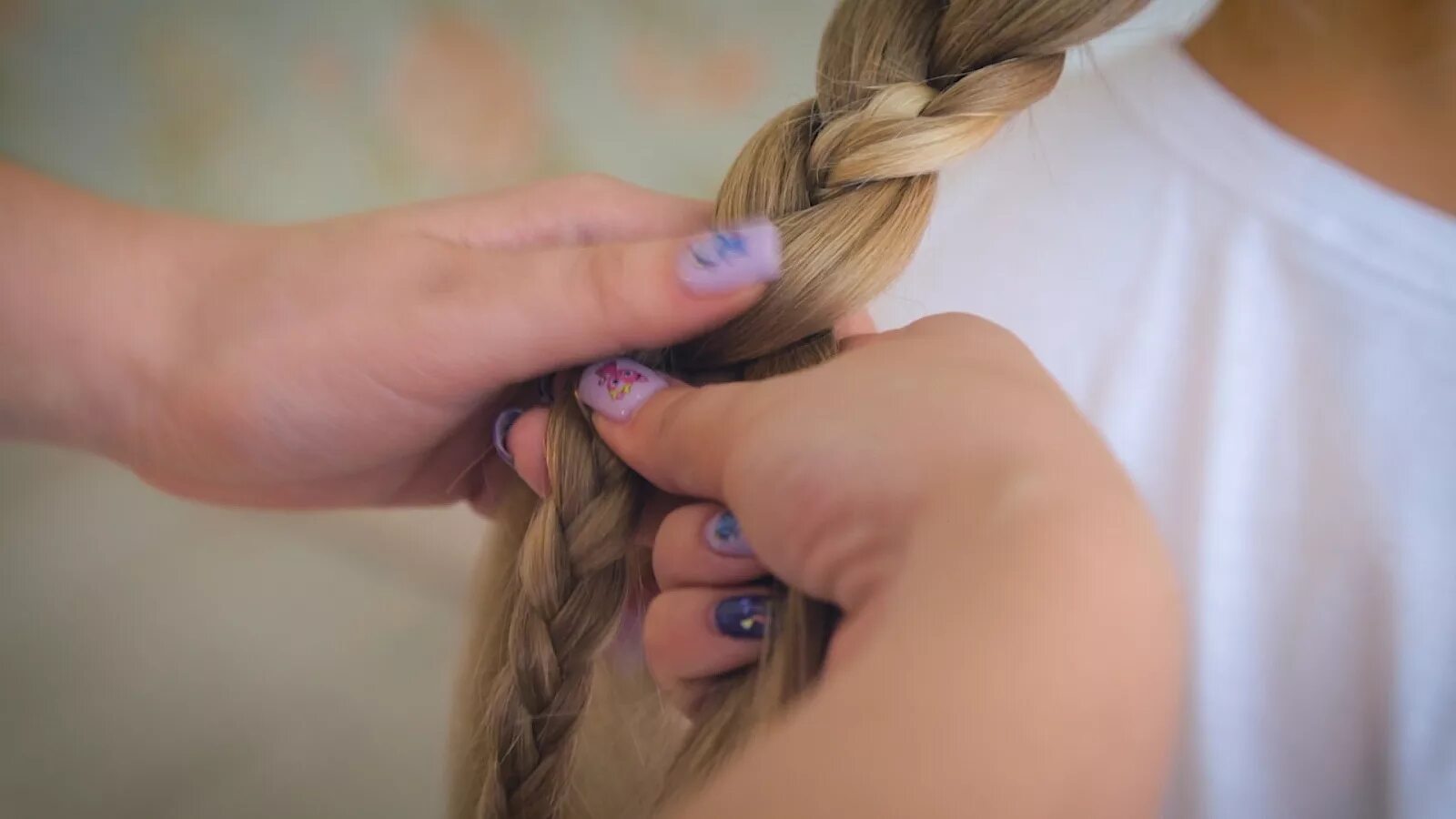 Показать видео как плести. Как заплести косу девочке. Девушка плетет косы. Прически косы тугие. Руки плетут косу.