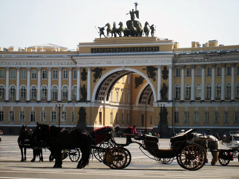 Лошади в Эрмитаже. Здание с конями в Петербурге. Арка с лошадьми СПБ возле Эрмитажа. Здание в СПБ С конями наверху.