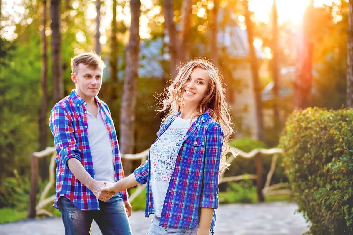 Love story сайт. Фотосессия пары на природе. Фотосессия лавстори на природе. Фотосессия Love story на природе. Фотосессия пары на природе летом.