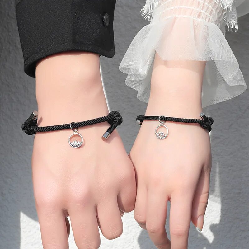 Парные браслеты для пары. Парные браслеты из кожи и золота. Браслеты black silver буйвол. Парные черные браслеты. Бартер браслет парные кожаные.