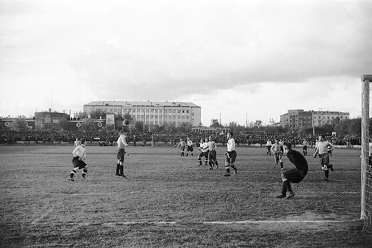 Спорт куйбышева. Стадион Крылья советов г Москва проспект Буденного 17а. Стадион Локомотив Куйбышев. Стадион Торпедо 1960. Стадион Динамо Куйбышев.