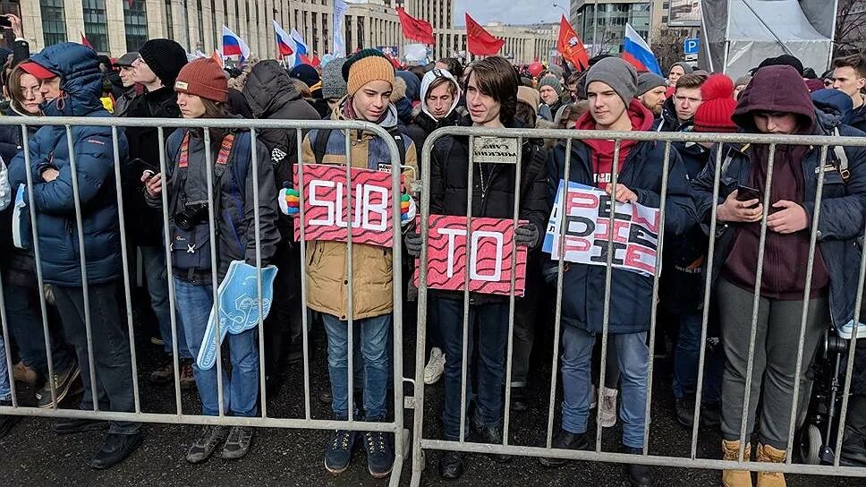 Против изоляции. Митинг против изоляции. Митинг за свободу рунета. Митинги в России за Свободный интернет. Митинг людей красных марионеток.
