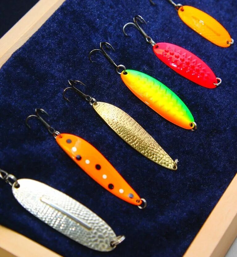 Форелевая блесна на форель зимой. Приманки на ручьевую форель. Воблер на форель ручьевую форель. Форелевая приманка бобровый хвост. Зимний удильник на форель.