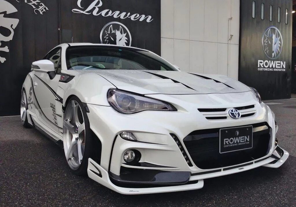 K tuning. Тойота ГТ 86 В обвесе. Тойота 86 gt в обвесе. Rowen обвес. Toyota gt86 Tuning.