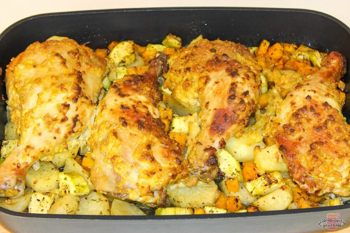 Рецепты куриной грудки в духовке с овощами. Курица в духовке. Картофель с курицей. Запеченная курица с картошкой в духовке. Окорочка с картошкой в духовке с хрустящей корочкой.