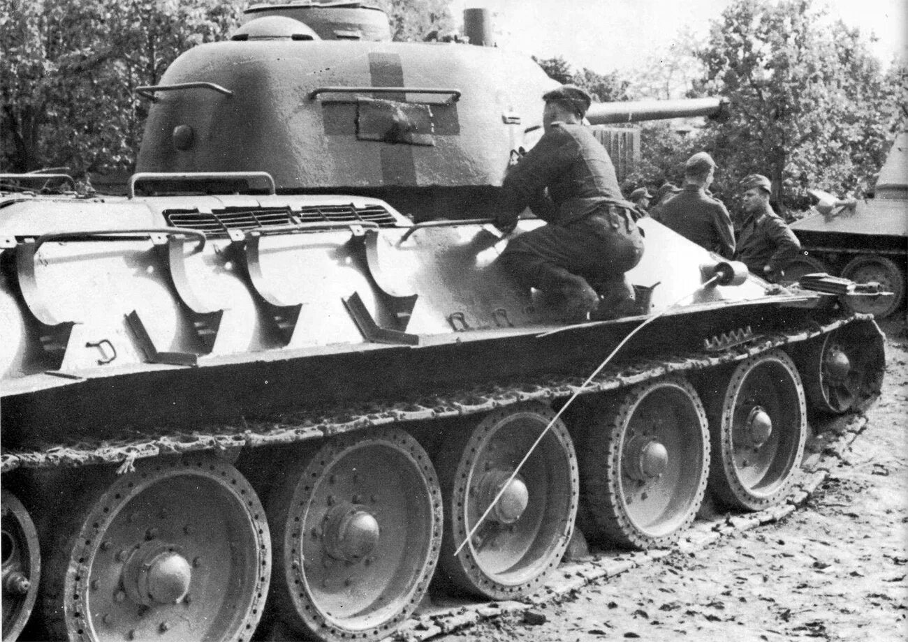 Какие танки были в 1941 году. Трофейный танк т-34/76. Трофейный танк т 34. Т 34 76 танк немецкий. Немецкий трофейный танк т 34.