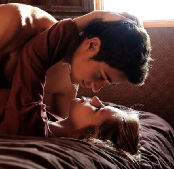 К чему снится обнимать незнакомку. Поцелуй с незнакомцем. Пара спит. Пара расслабленная. Пара спит.