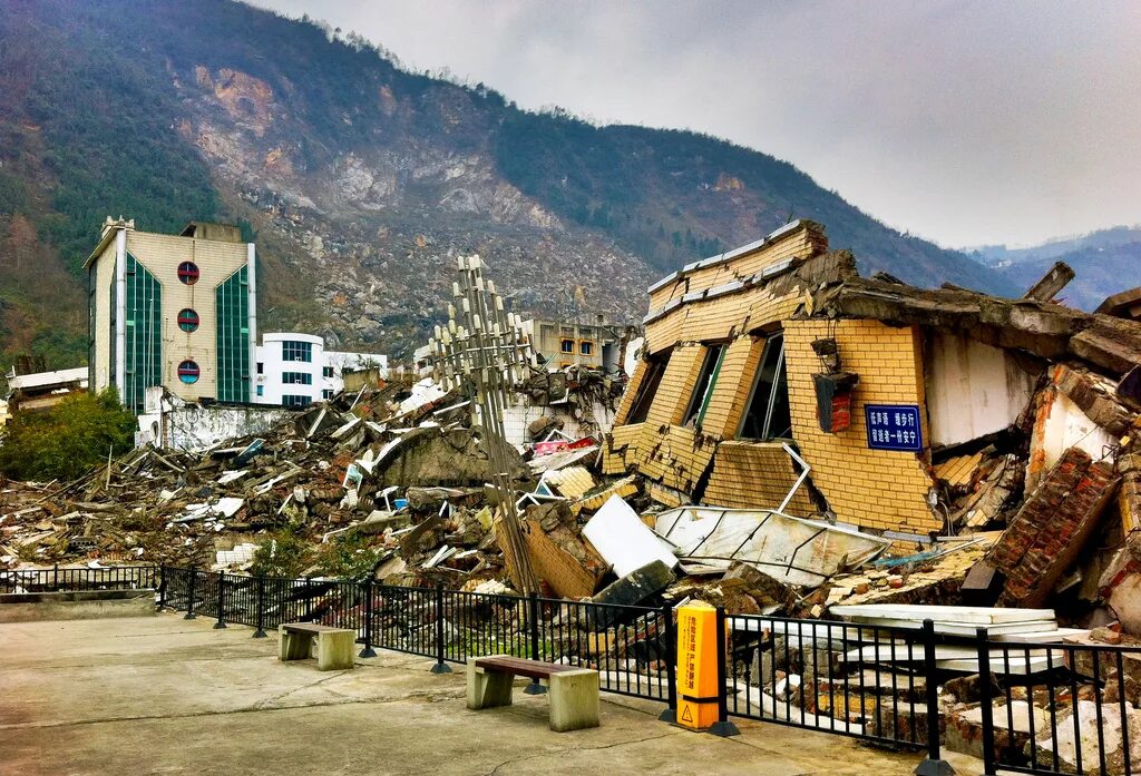 Города после землетрясения. Бэйчуань, Китай. Здания после землетрясения. Город после землетрясения.