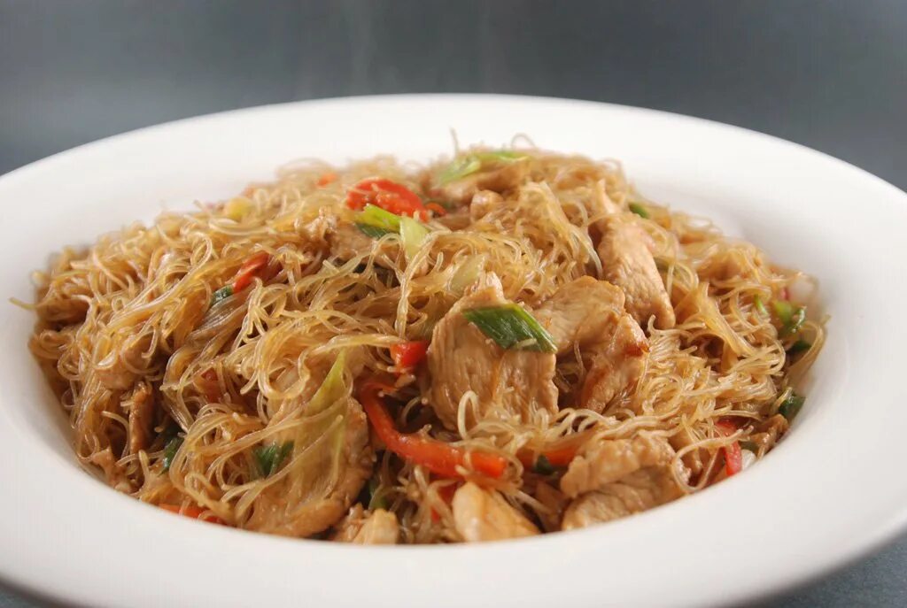 Лапша фунчоза с курицей и овощами. Лапша фунчоза с курицей. фунчоза с курочкой терияки. фунчоза wok. фунчоза с курицей и овощами.