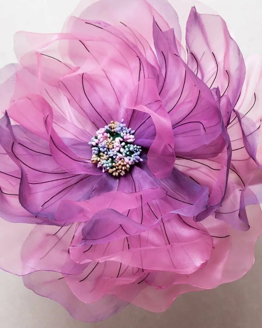 Цветы из органзы. Цветы из органзы. Цветы из органзы мастер класс. Цветы из. Большой цветок из органзы.