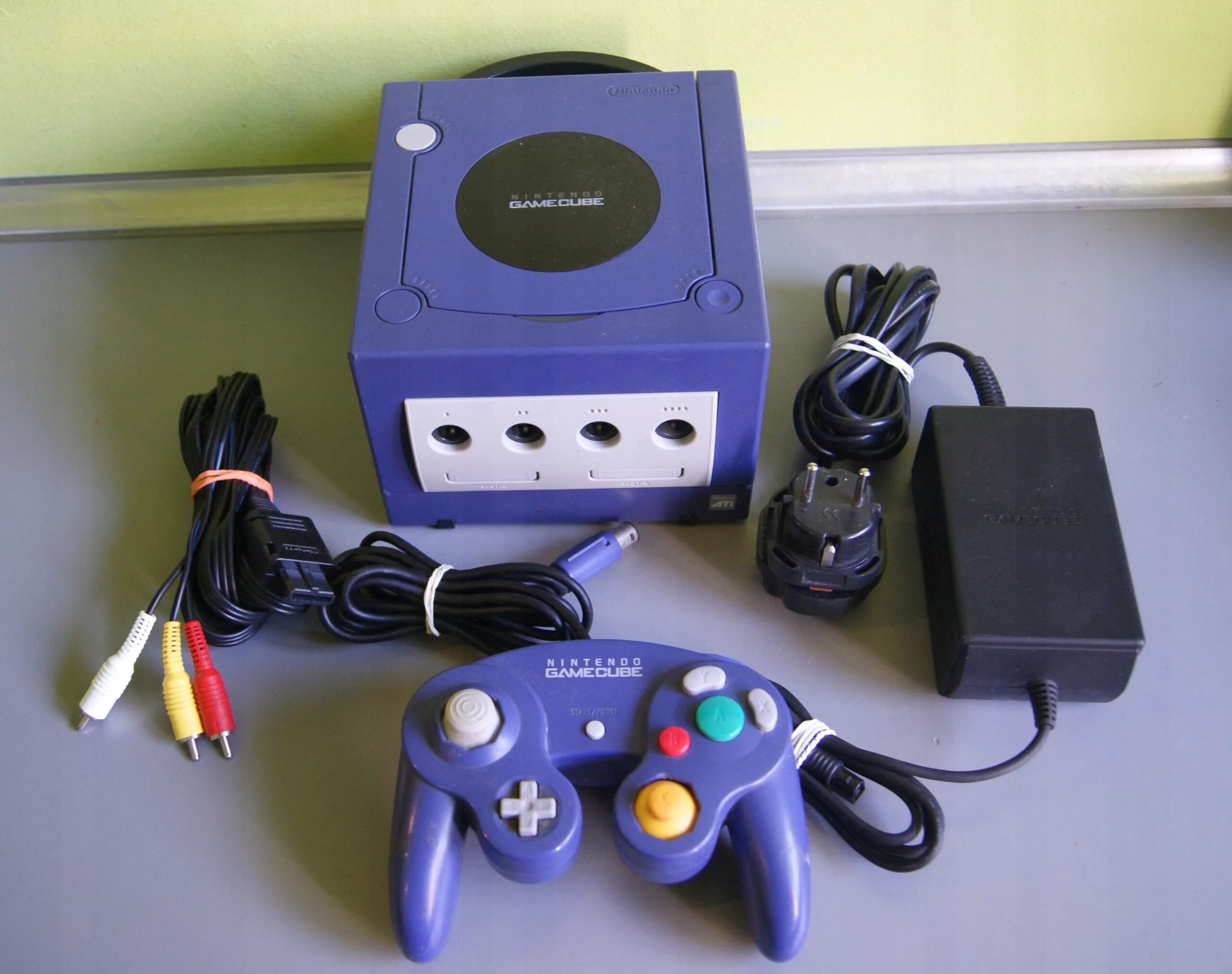 Gamecube купить. Приставка Nintendo GAMECUBE. Nintendo GAMECUBE 2001. GAMECUBE консоль. Нинтендо GAMECUBE 2020.