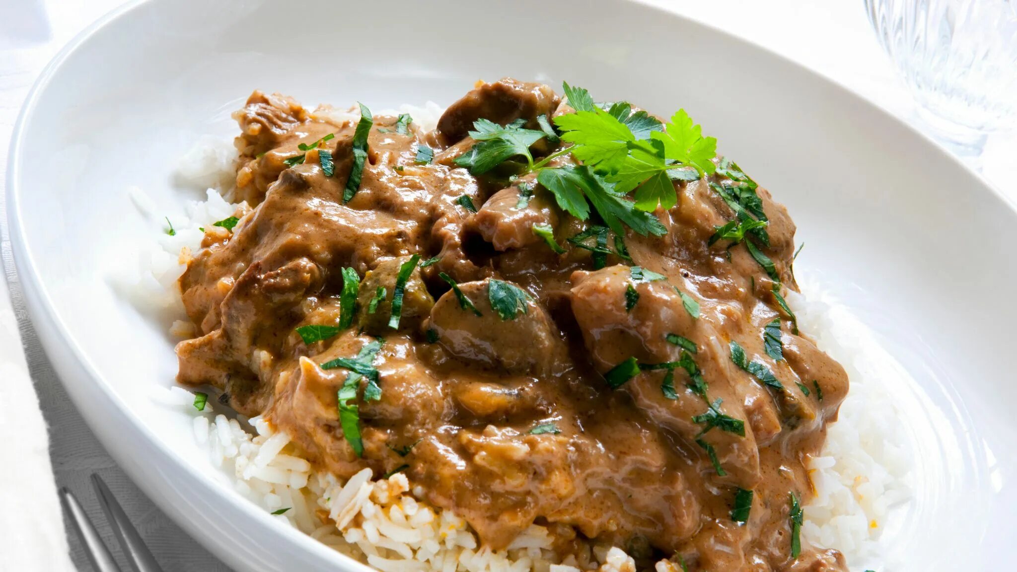Бефстроганов из свинины в мультиварке. Beef stroganoff рис. печень по строгановски с рисом. говядина &quot;по-страгоновски&quot;. свинина бефстроганов.