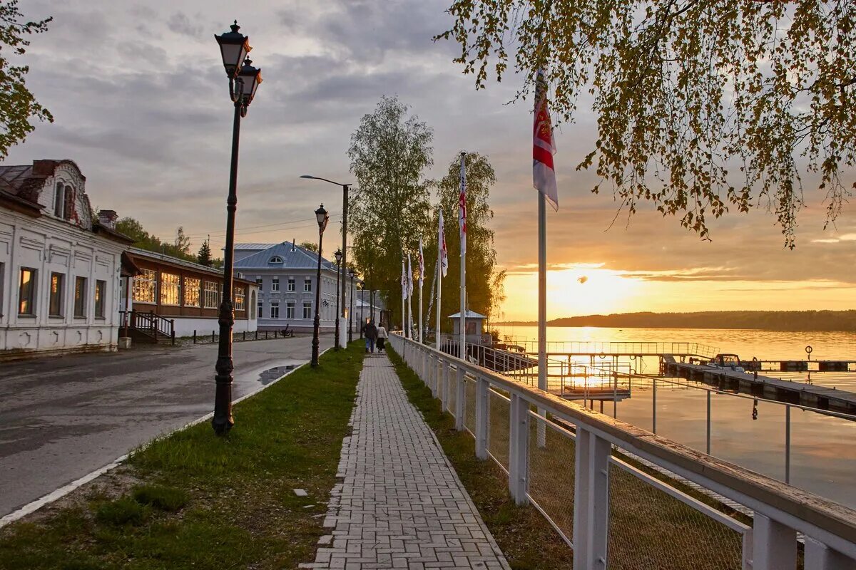 Плес набережная Волги. Набережная Плеса Ивановская. Городок Плес на Волге. Плесс Волга Ивановская область.