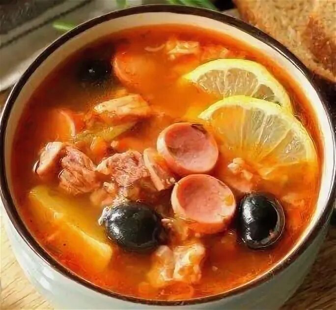 Солянка сборная с колбасой. Солянка сборная классическая. Солянка мясная сборная и пирог с капустой. Солянка. Солянка сборная мясная дома.