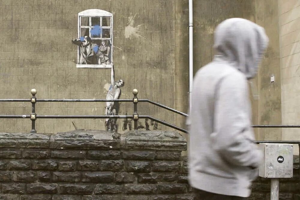 В погоне за бэнкси 2020. Banksy художник. Уличный художник бэнкси работы. Banksy most wanted 2020. Стрит-арт художник бэнкси.