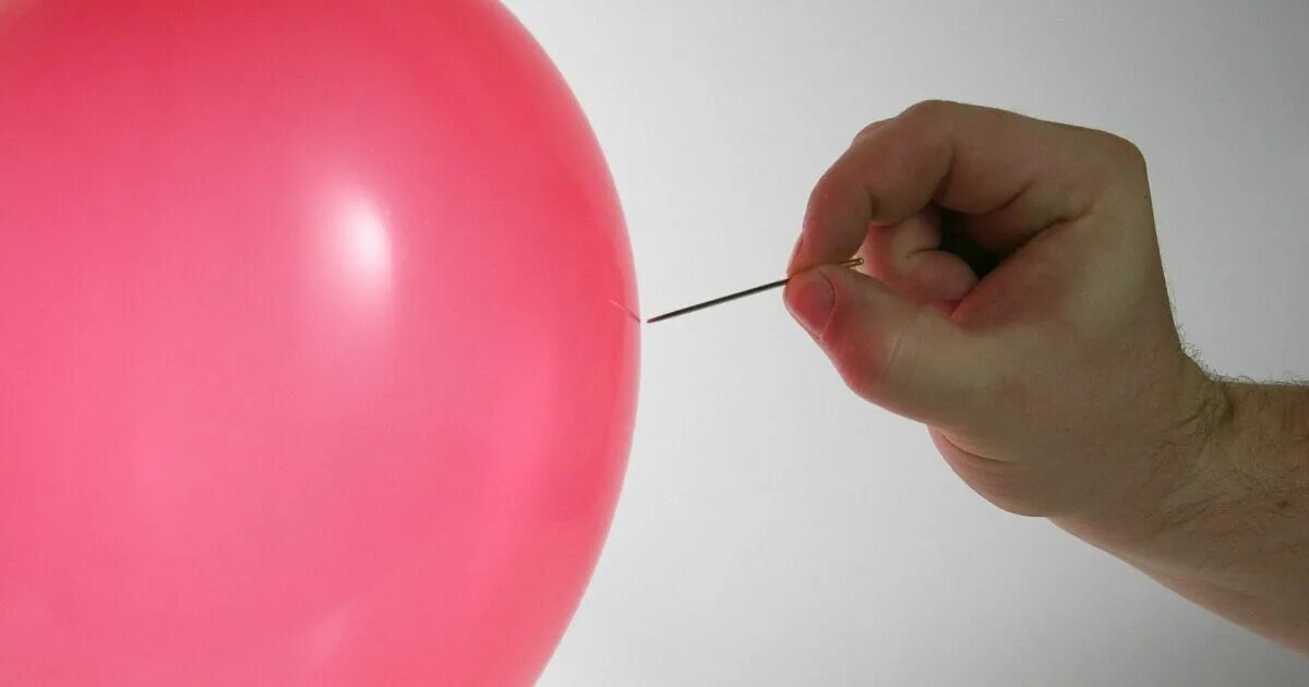 Лопающийся шар. Лопнувший воздушный шарик. Воздушный шар лопается. Воздушный шарик и игла.