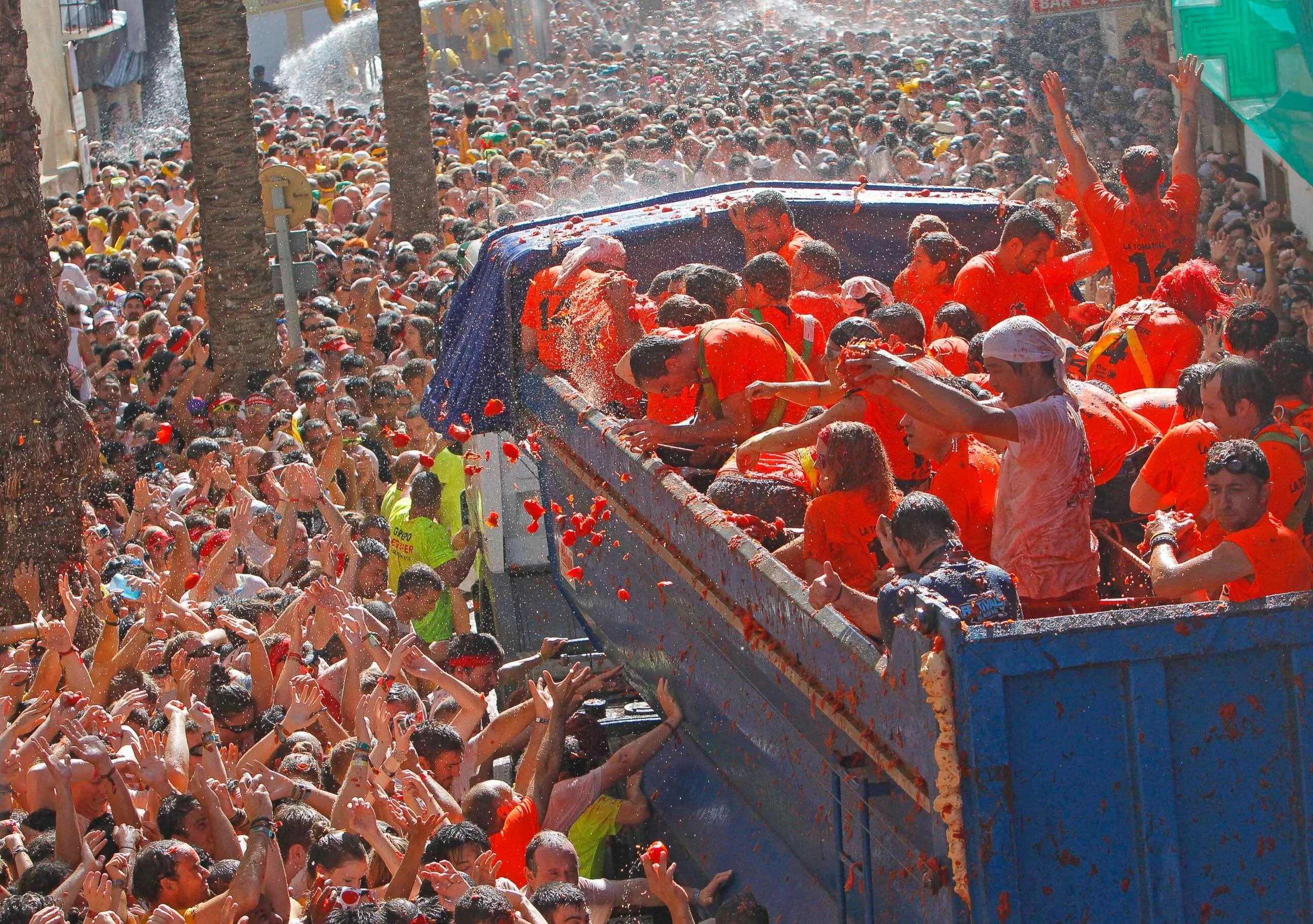 Фестиваль ла Томатина Испания. Битва томатами - фестиваль la Tomatina. Ла Томатина в Буньоле Испания. Праздник Томатина в Испании. Кидает помидор