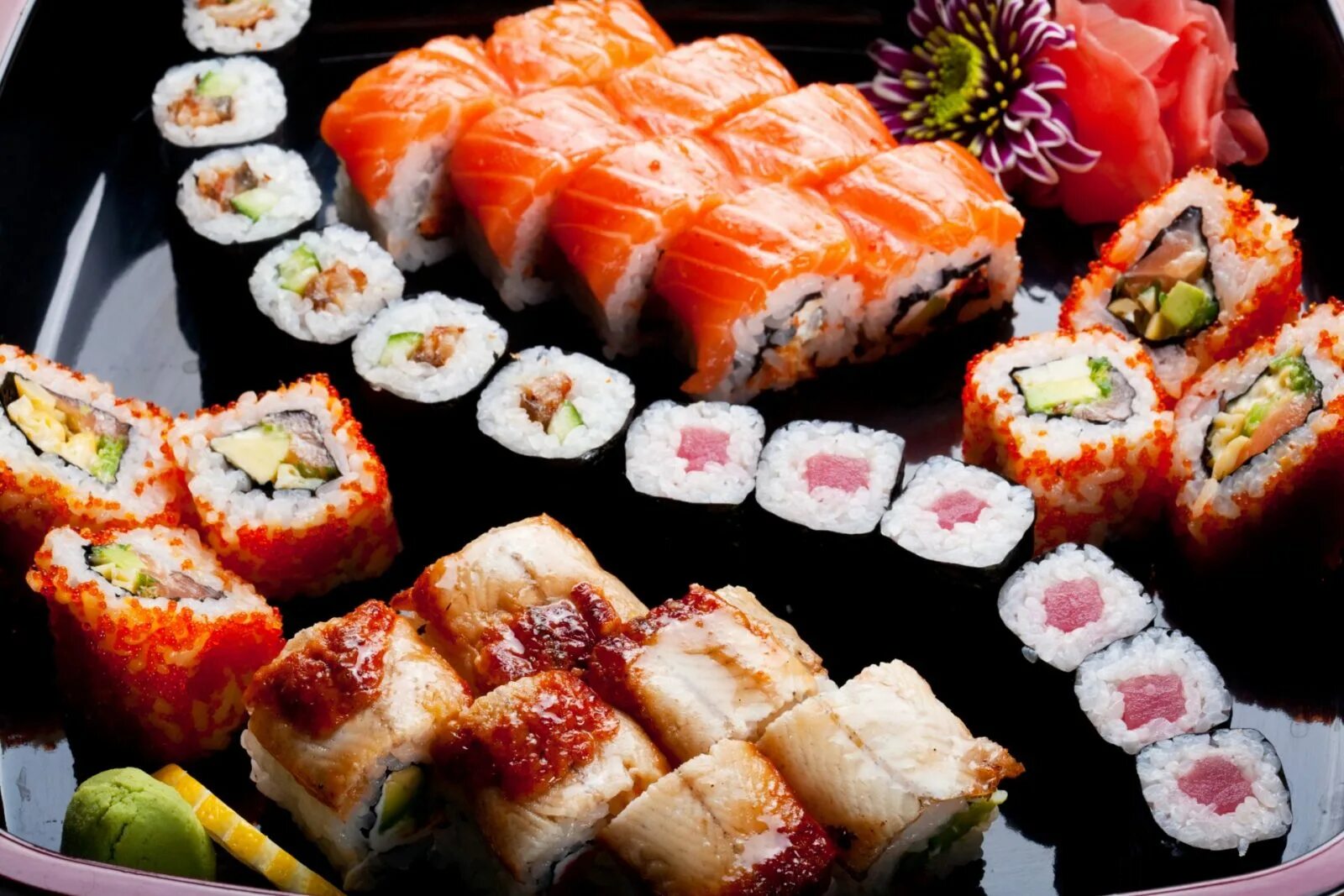 Где найти суши. Сет Футомаки. Суши и роллы. Красивые роллы. Японские роллы.