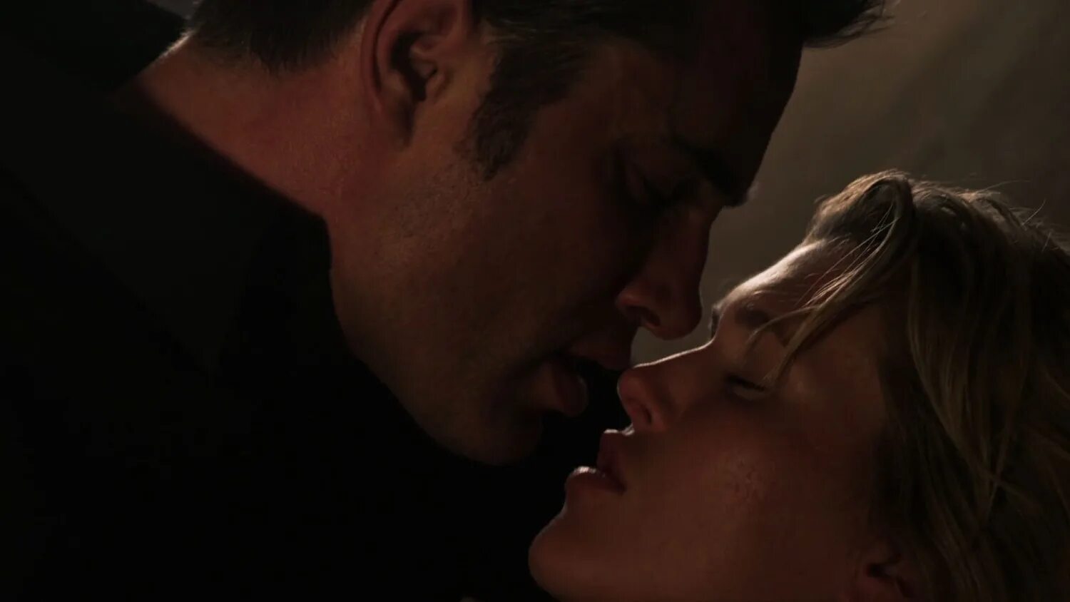 Объятия вампира фильм 2013 кадры. Объятие вампира фильм 1995. Вампир 2013. Шэрон хинендэйл. Вампир 2013.