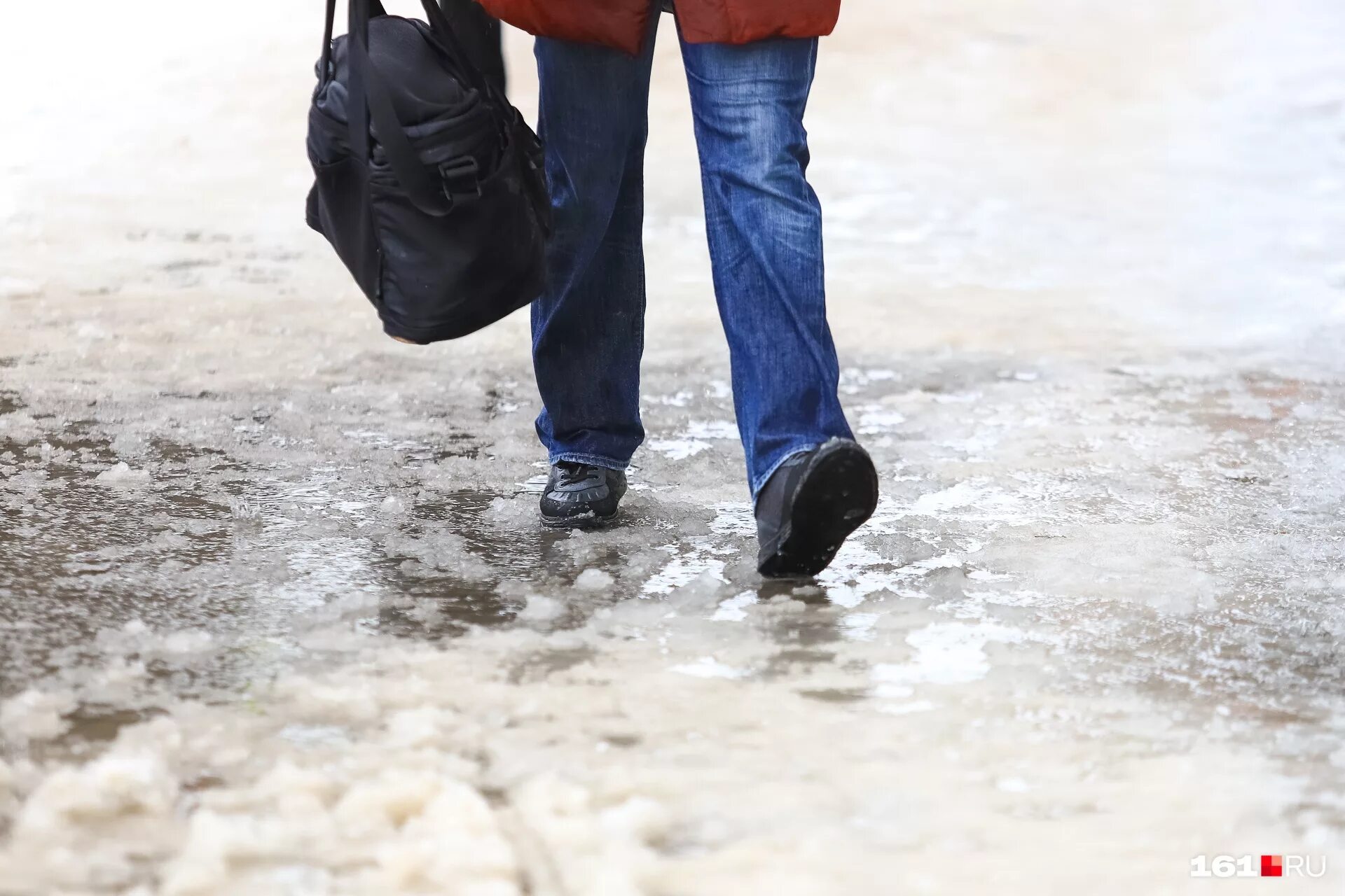 Снег и гололедица. Мокрый снег и гололедица. Лед на асфальте. Снег и гололед. Мокрый снег и гололедица.