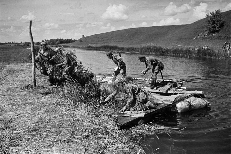 Форсирование Днестра апрель 1944. Форсирование Дуная 1945. Переправа через реку Днестр 1944 год. Форсирование реки Висла 1944. Переправа бой