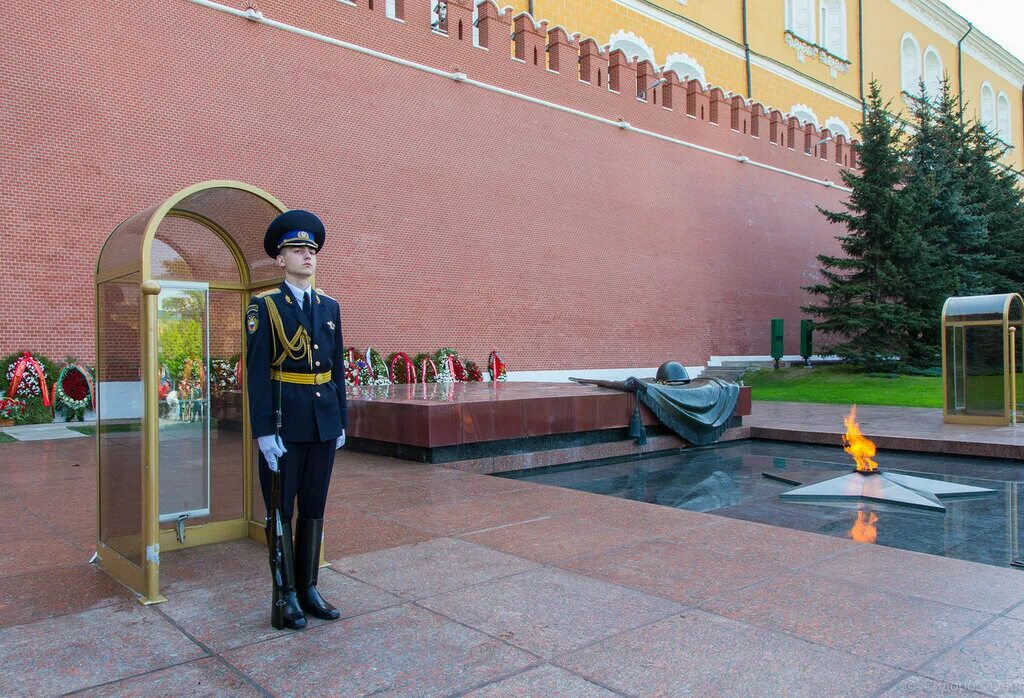 Пост 1 память. Почетный караул у могилы неизвестного солдата в Москве. Почётный караул у вечного огня в Москве. Могила неизвестного солдата у кремлевской стены караул. Могила неизвестного солдата у кремлевской стены Почетный караул.