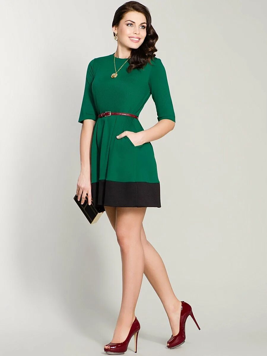 Зеленый платье какой туфли. Зеленое платье. Платье красно-зеленое. Платье Изумрудное. Изумрудное платье с красными туфлями.