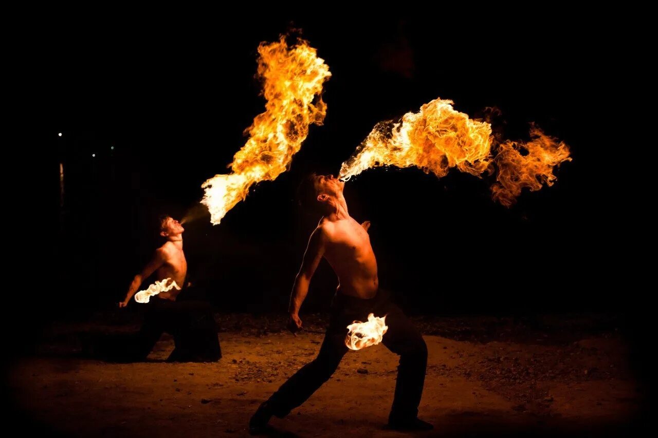 Театр огня. Мы поем с огнем. Безумство храбрых фото. Красная корова всю солому поела ответ на загадку. Огненный танец.