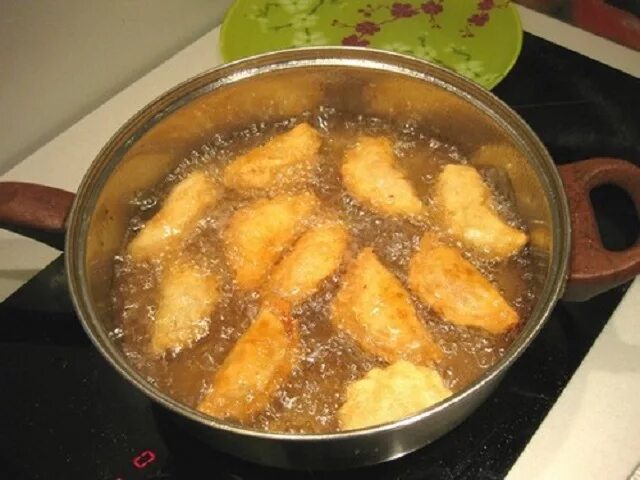 чебуреки на сковороде. сколько масла на чебуреки. сколько масла на чебуреки. женский чебурек. рецепт тестадля чкбуреков.