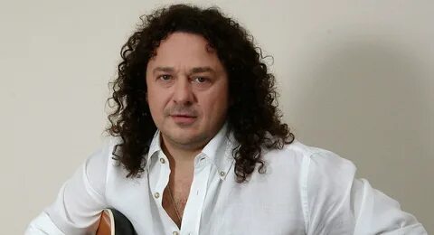 Певец с кудрявыми волосами 90 х