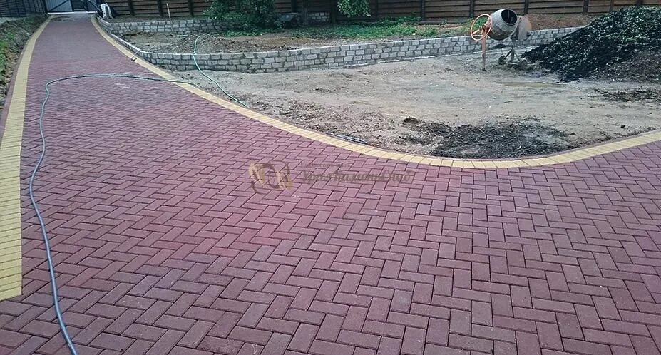 Красивая укладка брусчатки. Плитка во дворе частного. Укладка тротуарной плитки в спб под ключ. Укладка тротуарной плитки. Узоры тротуарной плитки.