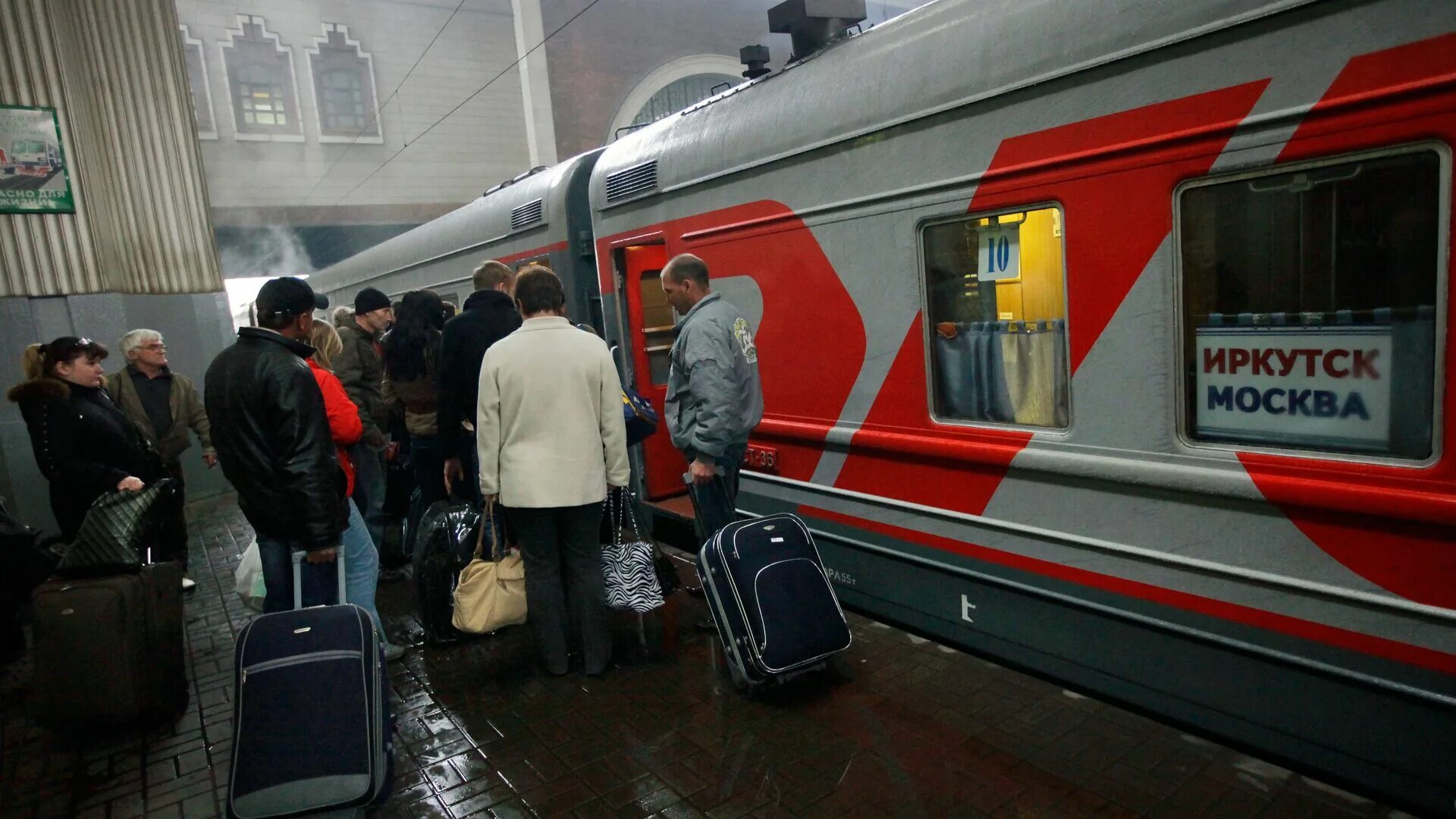 Опаздывают ли поезда ржд. Казанский вокзал перрон дальнего следования. Поезд дальнего следования. Поезд на вокзале. Посадка пассажиров в поезд.
