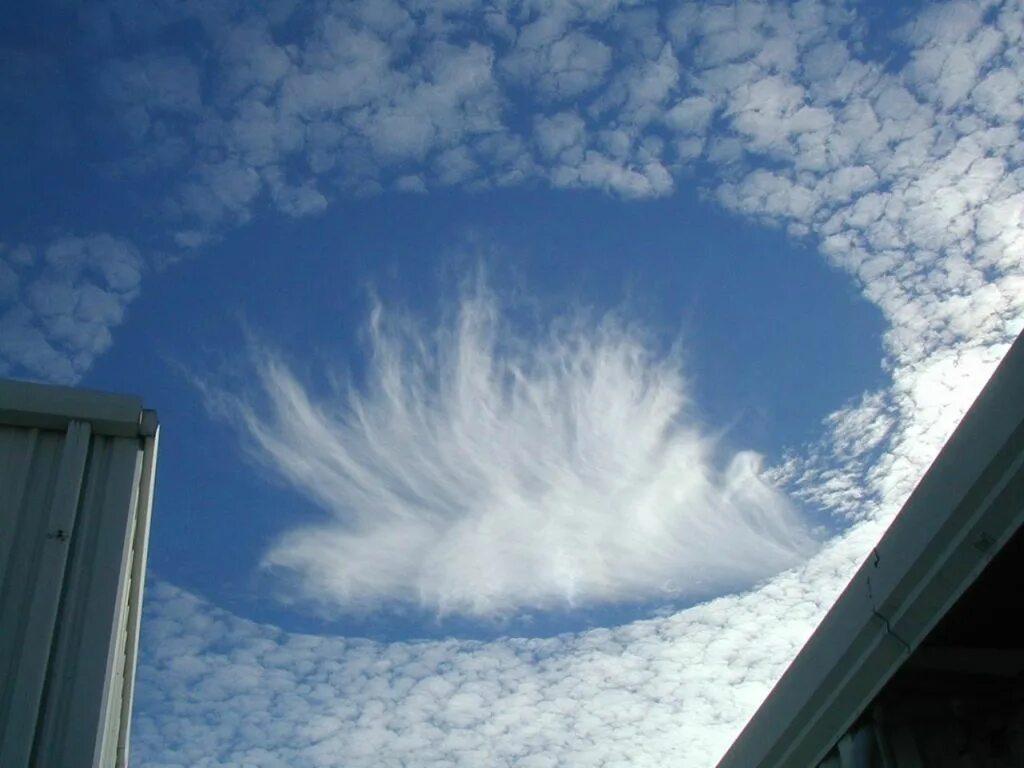 Холодный вихрь несшийся с береговых холмов. Эффект Fallstreak. Эффект Fallstreak в перисто- кучевых облаках. Вирга атмосферное явление. Озоновые дыры.