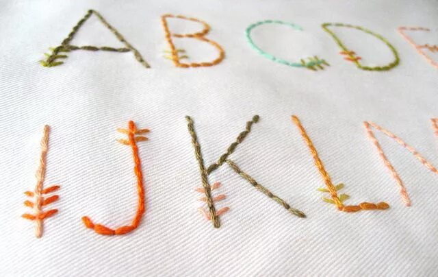 Техника вышивания букв. Вышивка нитками буквы. Вышивка на ткани нитками буквы. Вышивка мулине буква а. Вышивание букв на ткани.
