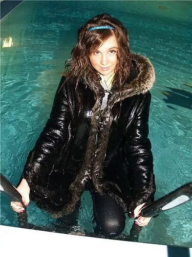 Купание в одежде wetlook. Ветлук винтер. купание в зимней одежде. wetlook в зимней одежде. купаться в куртке.