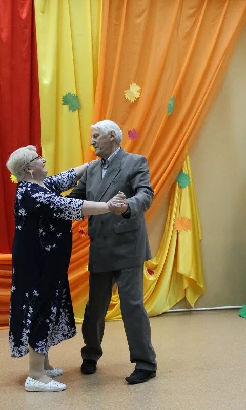 Гериатрический дом интернат 1 луганский. Дом престарелых ветеран. День пожилого человека в доме интернате. День пожилого человека в доме интернате. Дом престарелых мензелинск номер телефона.
