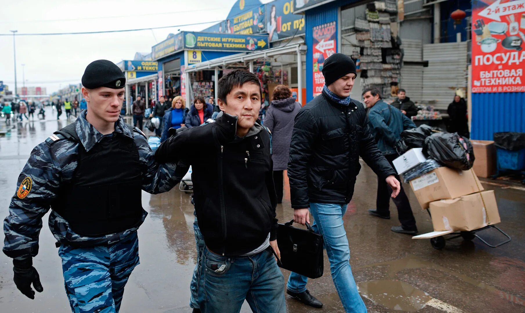 Били сапогами. Узбеки в Москве. Облава на рынке на мигрантов. Мигранты в Москве.