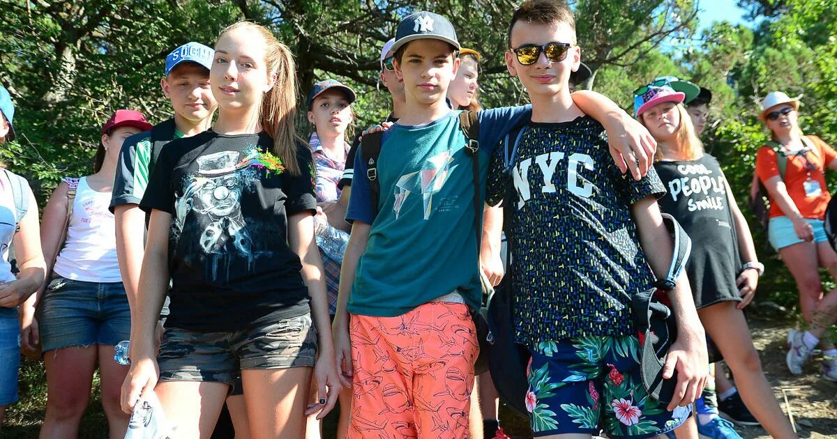 Дети в лагере. Лагерь анапа 2022. Загородный лагерь. Вожатые лагеря морская волна джубга. Детский лагерь на черном море артек.