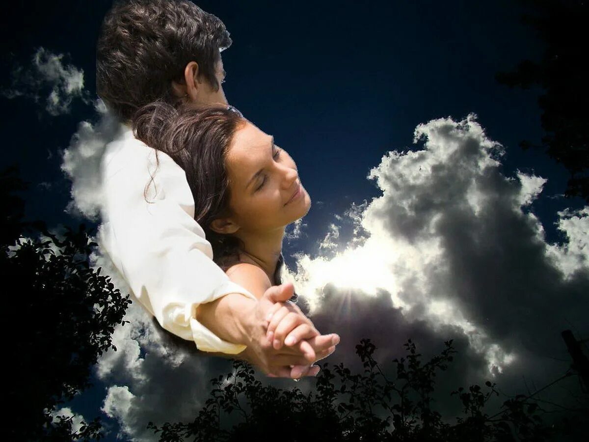 Влюбленные в облаках. Влюбленные в небо. Девушка мечтает о любви. Небо любви.
